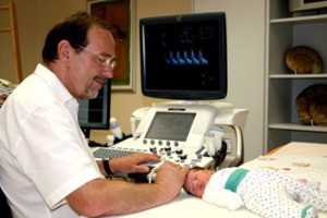 Ultraschallexperte Karl-Heinz Deeg aus Bamberg untersucht ein fünf Tage altes Neugeborenes Quelle: Prof. K.-H. Deeg, Sozialstiftung Bamberg