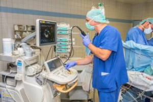 Ultraschallgesteuerter Verschluss des Kammerscheidewanddefektes im Operationssaal; Dr. Ralf Knies bei der Durchführung eines Schluck-Echos (Quelle: U. Herberg, Universitätsklinikum Bonn)