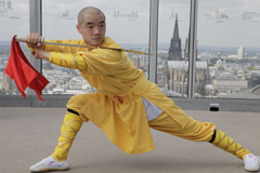 Shi Yan Yao bei einer Übung für Terra X "Supertalent Mensch". Der Shaolin Mönch beherrscht das Zusammenspiel von Körper und Geist in Perfektion Copyright: ZDF/Valerie Schmidt