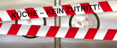 Rot-weiß-Banner mit Aufschrift "Küche kein Zutritt"