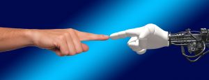Menschliche Hand und Roboterhand berühren sich
