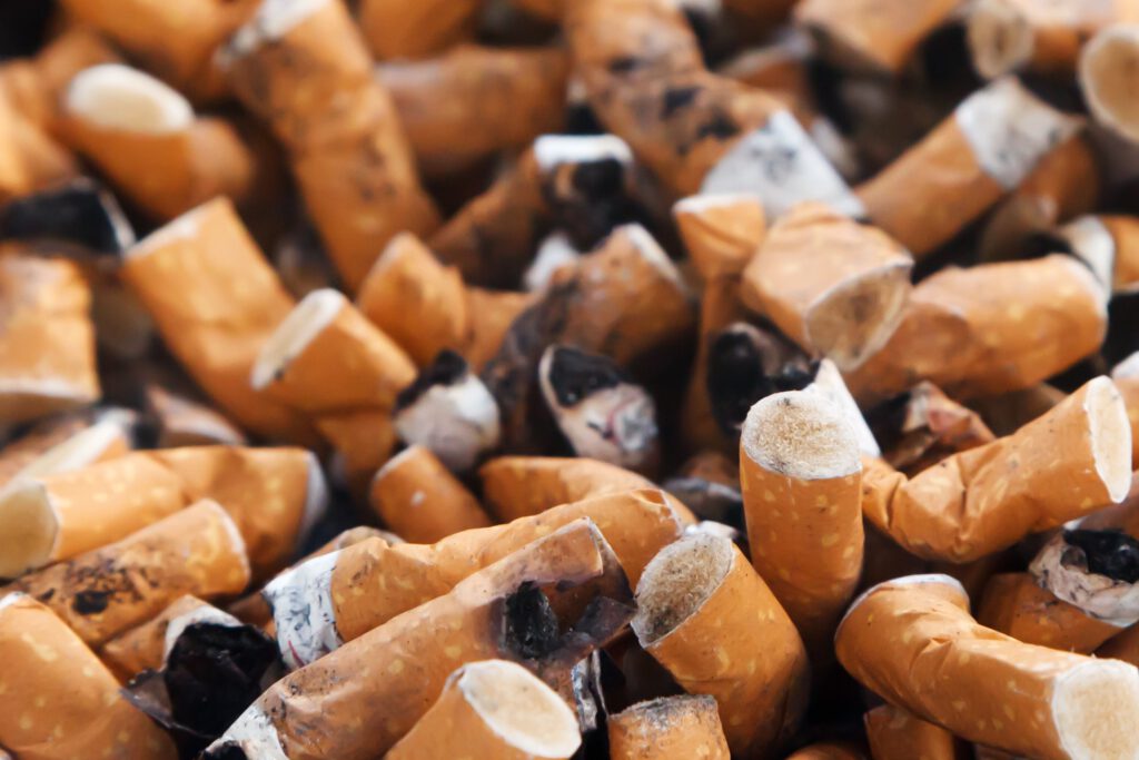 Das Foto zeigt einen Aschenbecher voller Zigarettenkippen.