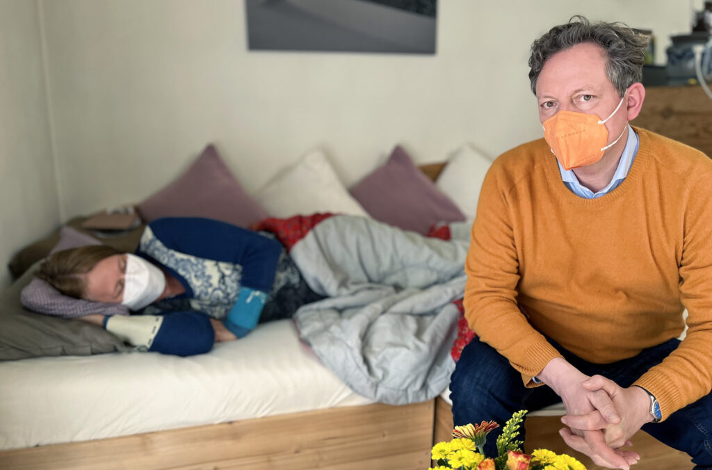 Eckart von Hirschhausen am Bett einer Patientin, die seit zwei Jahren an Long Covid erkrankt ist.
© WDR/Bilderfest GmbH