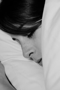 Eine Frau genießt den heilenden Mittagsschlaf.